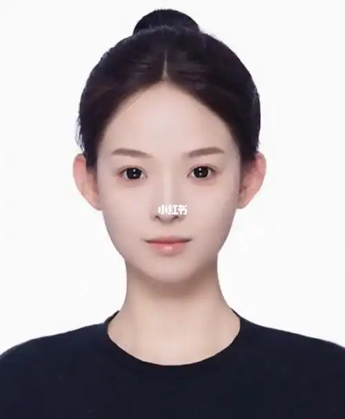 简洁干净又端庄的丸子头证件照