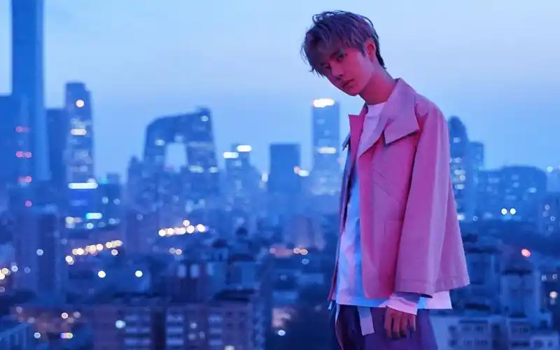 痞帅蓝发造型王一博个性高清桌面壁纸