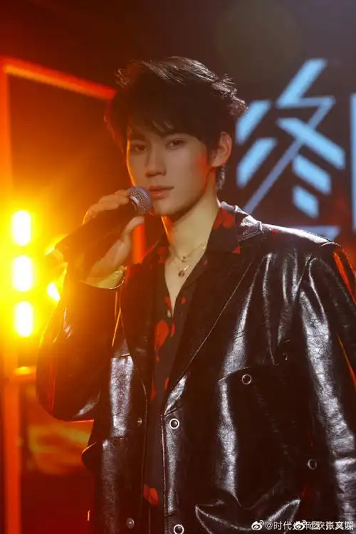 皮衣抓拍#张真源怎么抓拍也这么帅,睡前看到好幸福,今晚做梦素材有!