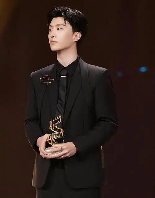 范丞丞个人资料和图片_范丞丞最新明星动态-雷客网