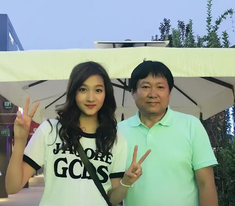 组图:关晓彤加盟《如影随心》 现场卷刘海拍照_高清图集_新浪网