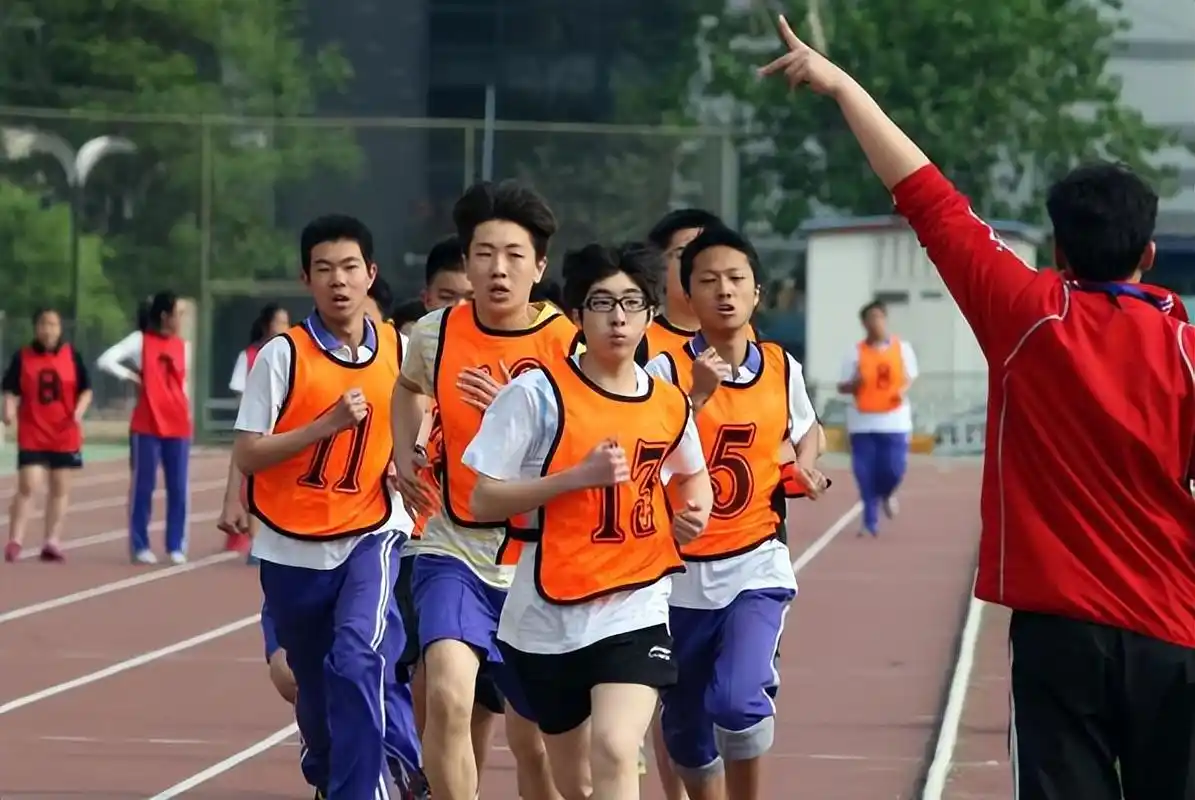 初中体育课上,男生自认为很帅气的行为,女生看来却觉得很幼稚