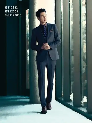 叫赵寅成,也是模特,这才是大长腿