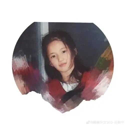 一直以为刘些宁可能整过容,直到发现小时候的照片