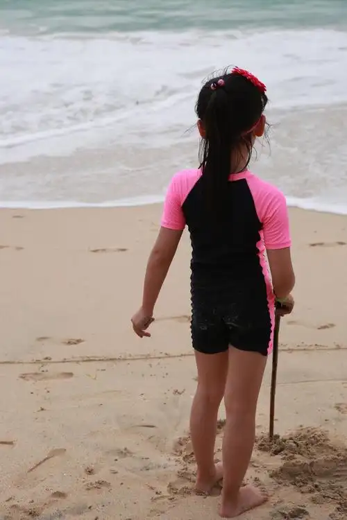 捡女儿鞋子时,一个巨浪把我的鞋子也卷走了,心想这下都要赤脚回去了