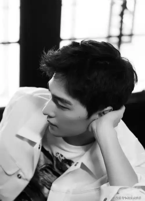 原创杨洋不愧是军艺校草工装外套尽显男神范雕刻般的侧颜好帅气