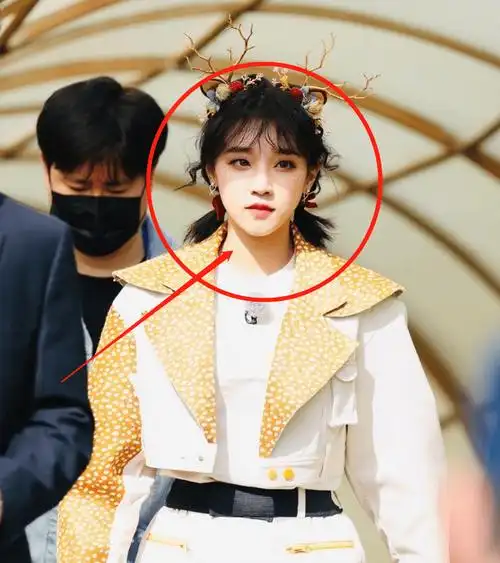 跑男又曝新路透,宋雨琦小鹿妆俏皮可爱,baby的造型却甜到我了_节目