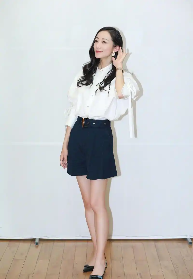韩雪参加《快本》,白色衬衣搭配短裤少女又知性,优雅穿搭就学她