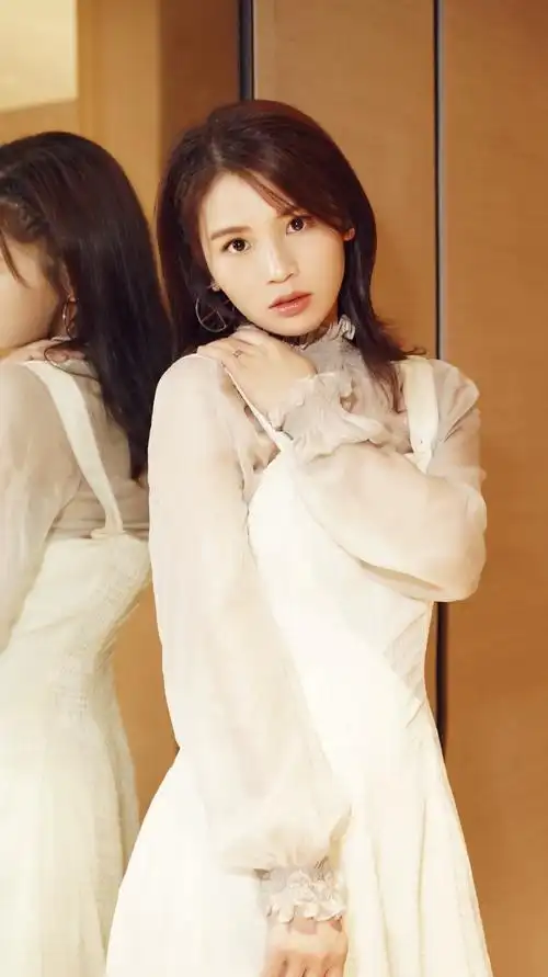 简介:黄英甜美俏皮写真图片,分享一组黄英图片给大家,图中的明星图片