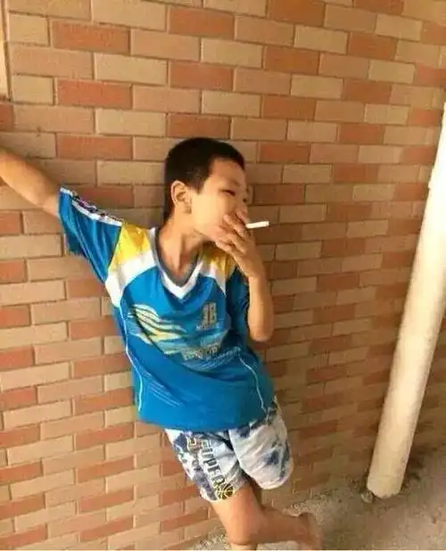 三岁小男孩喜欢抽烟成"烟鬼",大人们竟还教他怎么抽?