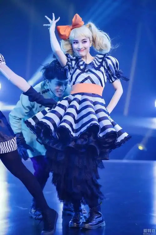 《新舞林大会》张靓颖红唇挑眉妖娆登场_综艺_爱特豆