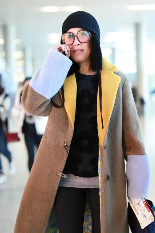 52岁那英素颜走机场,带"雷锋帽"太年轻,笑起来的时脸上真没肉