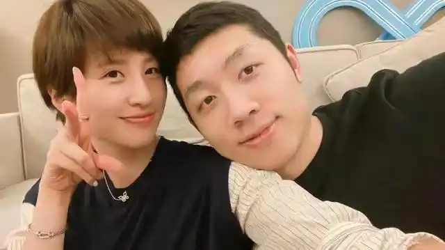 许昕开球馆转行当老板,好友丁宁为其捧场宣传,高收费引发争议