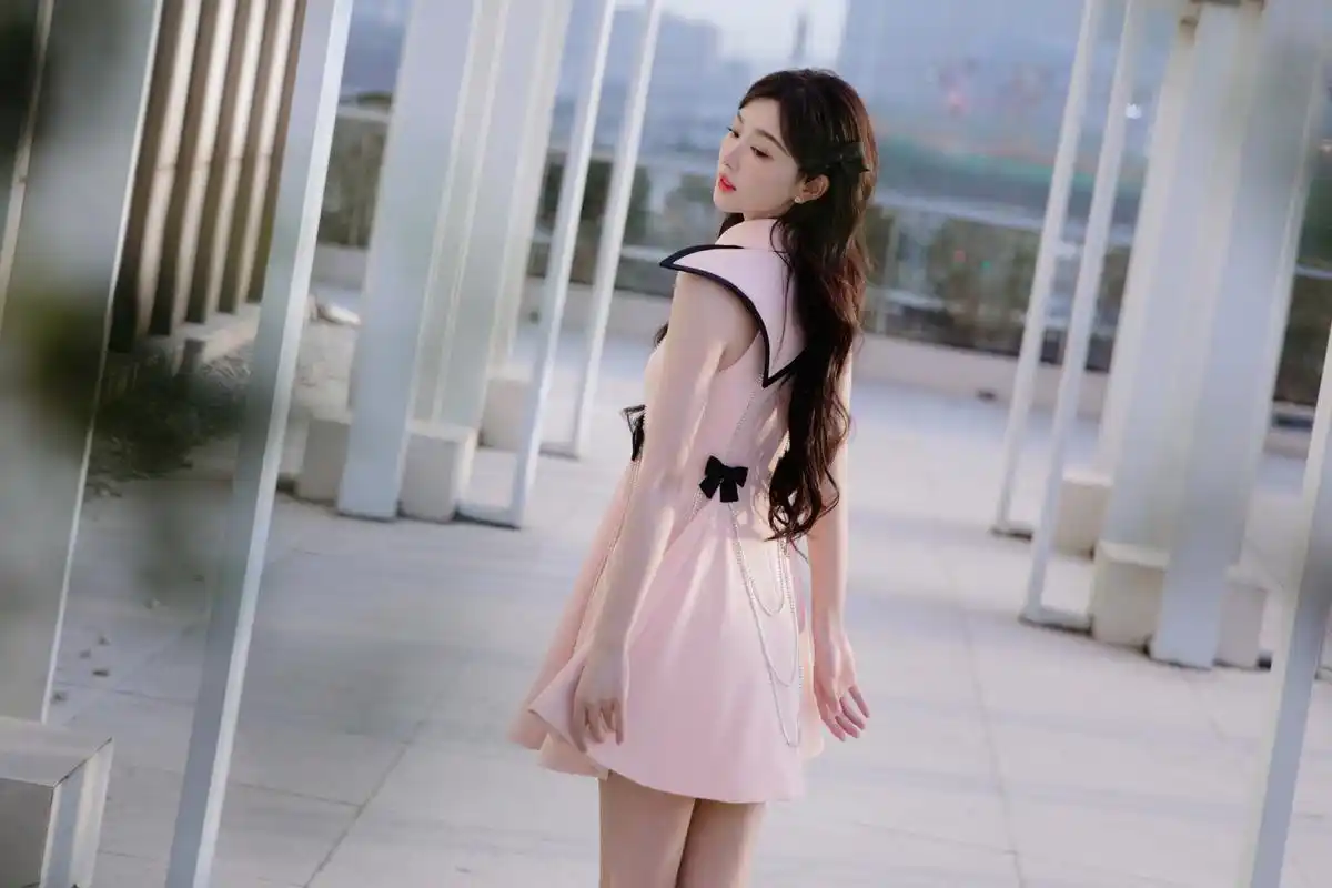 美丽新高度 孔雪儿粉色连身短裙搭配黑色高跟鞋 完美诠释少女韵味