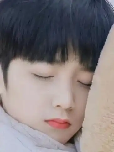 刘耀文童年照反差感##刘耀文拿奖状童年照#小时候是奶团子文崽0圆