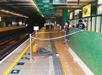 老翁飞身扑向地铁被撞死 尸体反弹撞伤2乘客