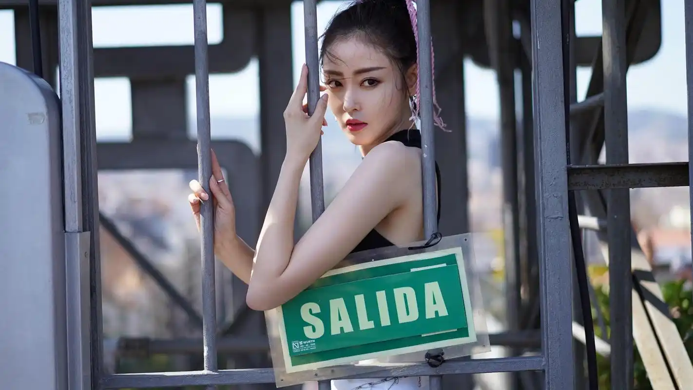 张天爱粉色脏辫甜美桌面壁纸