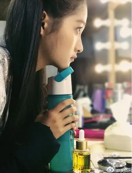 这张侧脸照出现在关晓彤的微博惊讶到我了,真的神似baby好吗?