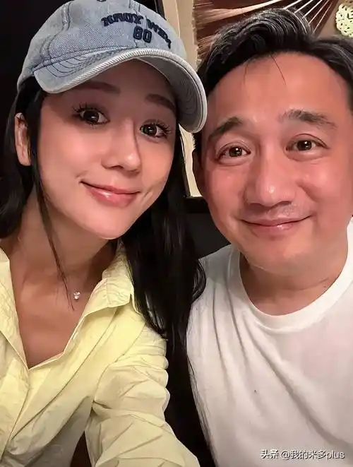 陈浩民老婆看话剧,黄磊孙莉牵手亮相好甜,50岁何炅出镜太年轻