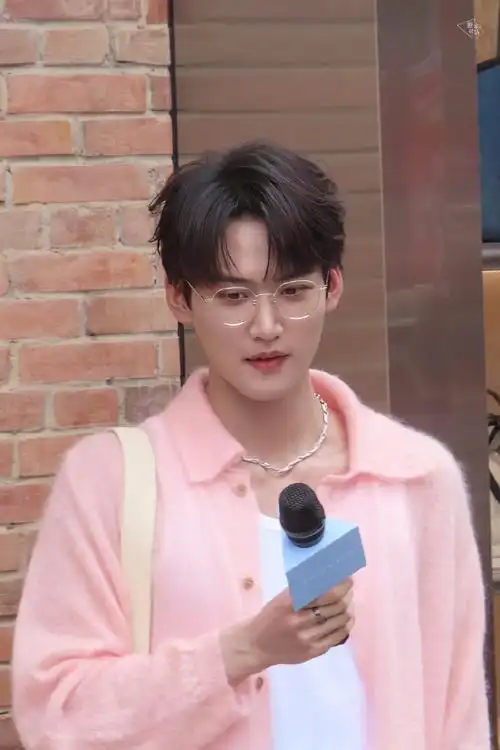 周柯宇今日线下活动路透9615～粉色针织衫 金丝眼镜02好可爱!