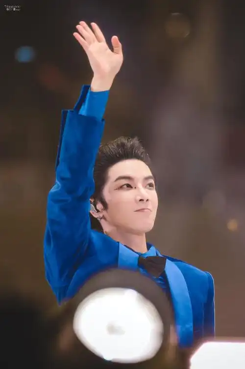 2023华晨宇火星演唱会##华晨宇演唱会##华晨宇穿了十年前快男夺沟的