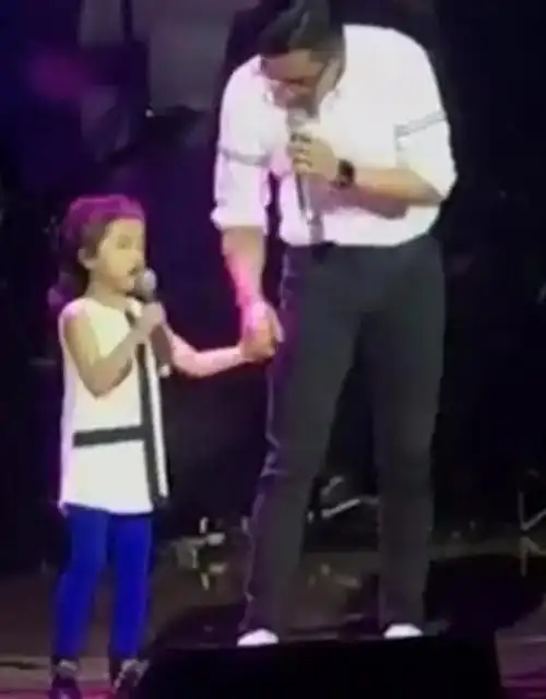 第一次看到小糯米超清晰的正面照五官遗传了杨幂最美的地方