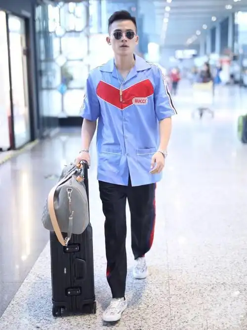 180cm欧豪,衬衫配校裤居然也好看?网友:忘不了你的大裤衩!