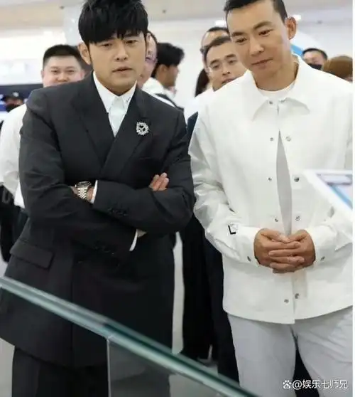 刘畊宏受伤靠拐杖走路!却仍参加周杰伦演唱会,两人关系果然够好