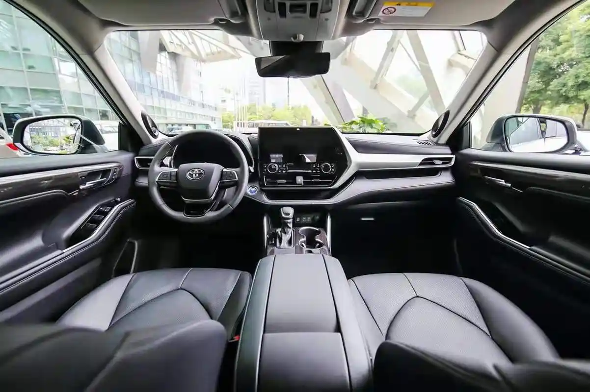 汉兰达内饰除了以上两大方面,作为换代车型,第四代汉兰达的改变是由内