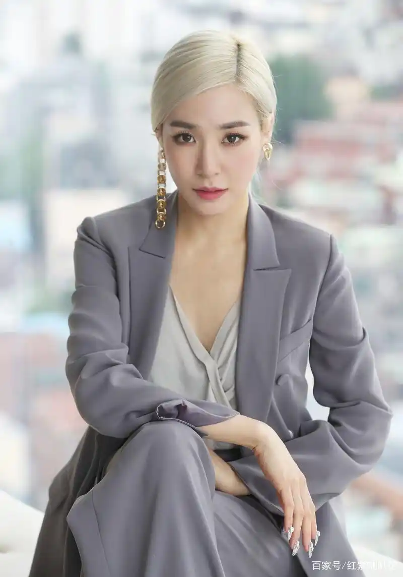 少女时代成员tiffany黄美英 灰色西装大女人范儿