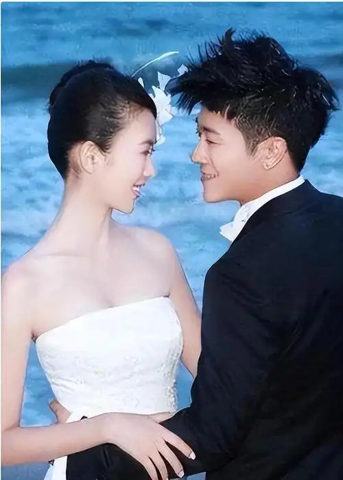 亲妈是导演,干妈是导演,20年都捧不红他,却在娶妻改名后火了