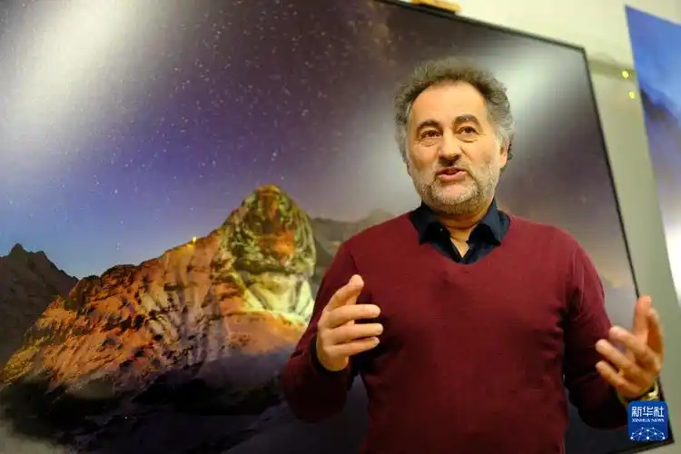 通讯丨达沃斯群山中的祥龙——瑞士艺术家用灯光秀 -