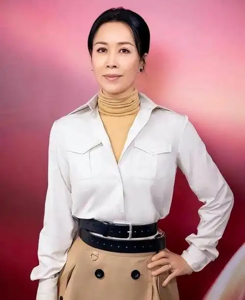 那英57岁聚餐满脸皱纹喝茅台红酒