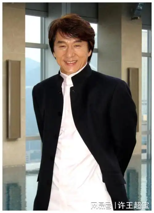 白发显沧桑,魅力不减当年,成龙大哥白发飘飘,但精神依旧矍铄