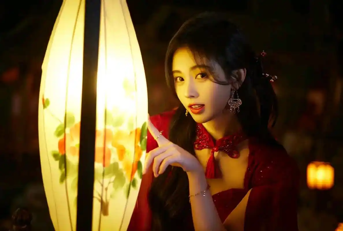 鞠婧祎最新造型!红色公主披风,美丽端庄氛围感满满