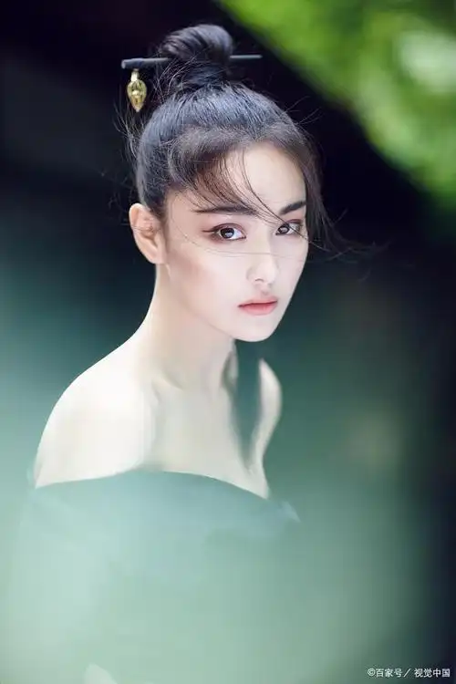 张馨予#中国女演员张馨予在社交平台上分享了两张自己的近照,引起了