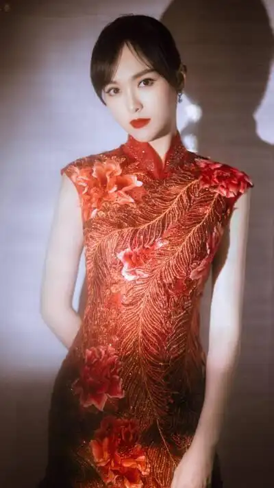 唐嫣的身材纤长,五官小巧又精致,穿着红色旗袍的她看上去窈窕生姿