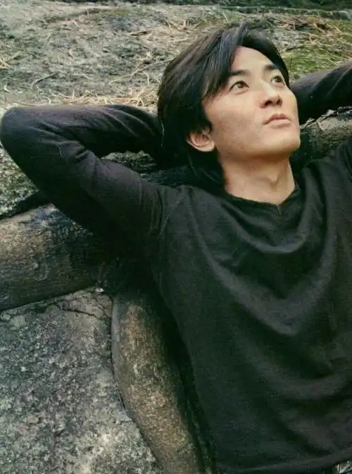 56岁郑伊健被偶遇,皮肤下垂胡子拉碴身材大变样,太像古惑仔了