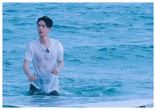 冲浪湿身展现真实线条,难怪穿啥都这么帅|腹肌|冲浪|王一博_新浪新闻