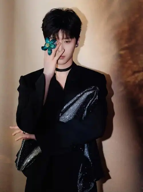 范丞丞黑色银河西装