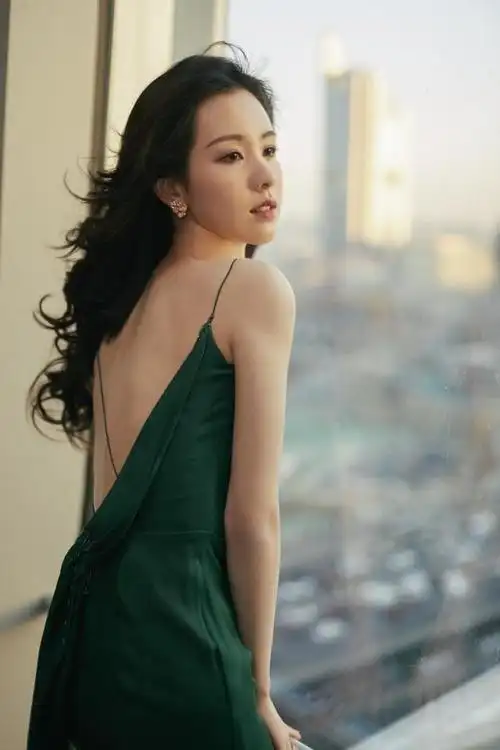 陈都灵清纯不再穿吊带裙烫大波浪走红毯成熟打扮美到认不出