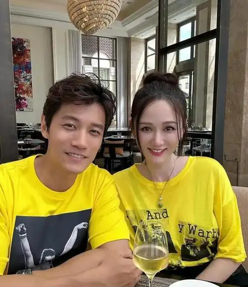 陈乔恩和老公重游定情地穿情侣装尽显恩爱甜蜜幸福洋溢似少女