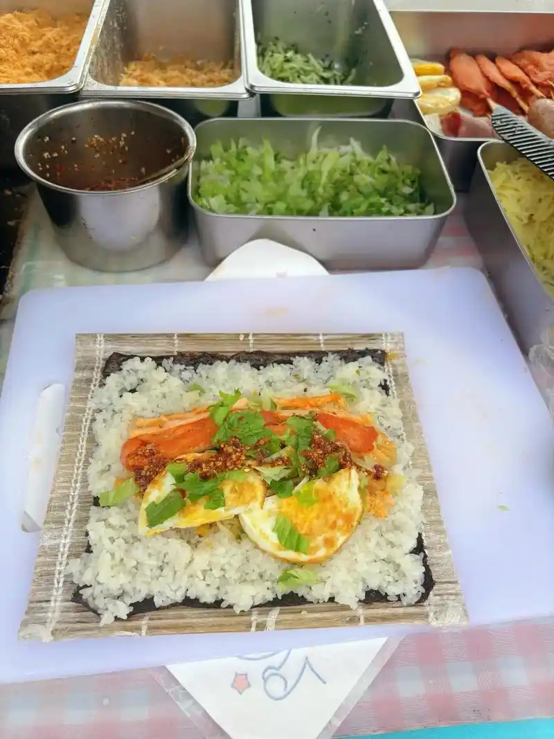 记录摆摊生活 #寿司 #紫米饭团 - 抖音