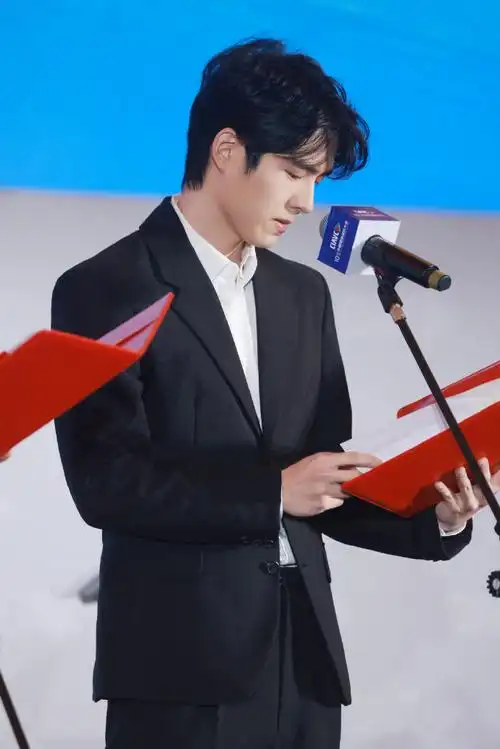 刘昊然演讲随拍##刘昊然黑西装随拍