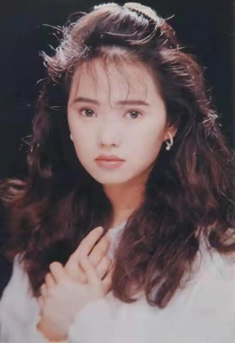 伊能静早年旧照,俨然一位清纯可人的小公主,只是眼神里带着一丝哀伤