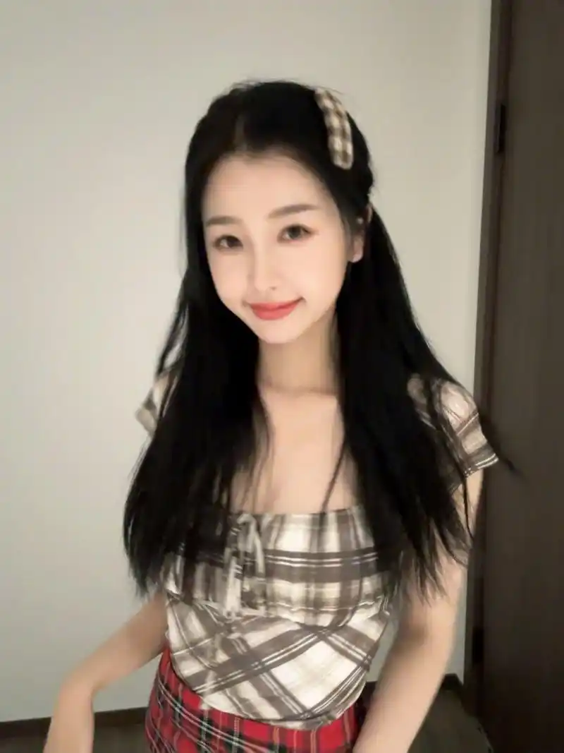 虞书欣格子裙搞怪自拍合集