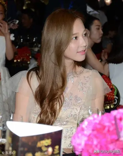 马景涛前妻吴佳尼出席活动 与男嘉宾大玩自拍满面桃花心情大好