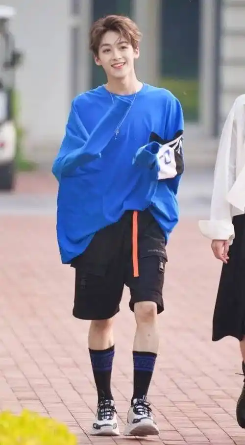 今天又是何洛洛穿破洞裤的一天,搭配可爱的卫衣,像极了班草!