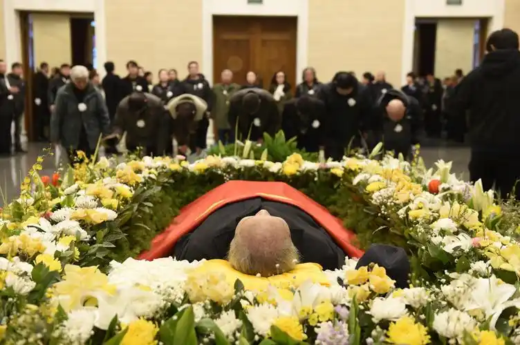 葛存壮的遗体告别仪式于3月8日上午9点钟在八宝山大礼堂举行.