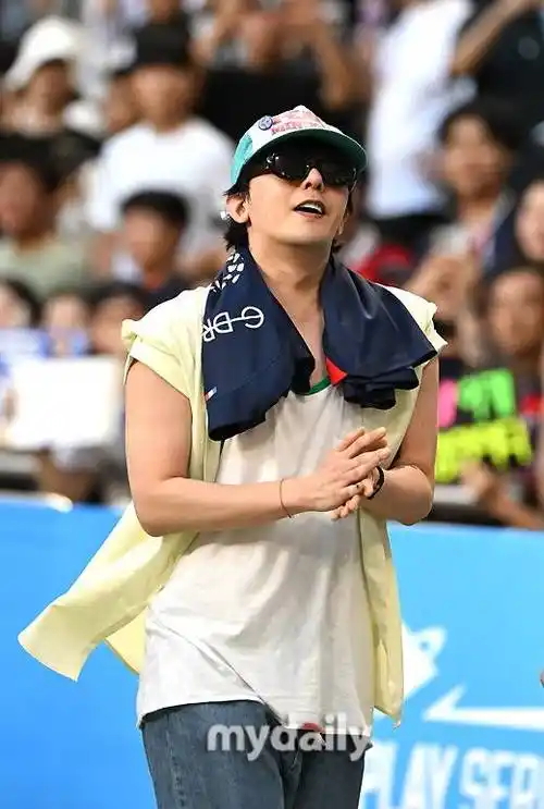 权志龙亮相足球比赛戴帽子墨镜街头感十足